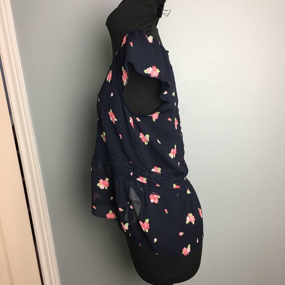 - Abercrombie Short Sleeve Blue Floral & Lac… - Picture 4 of 8